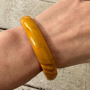 Vintage Carved Butterscotch Green Swirl Bakelite Bangle Bracelet